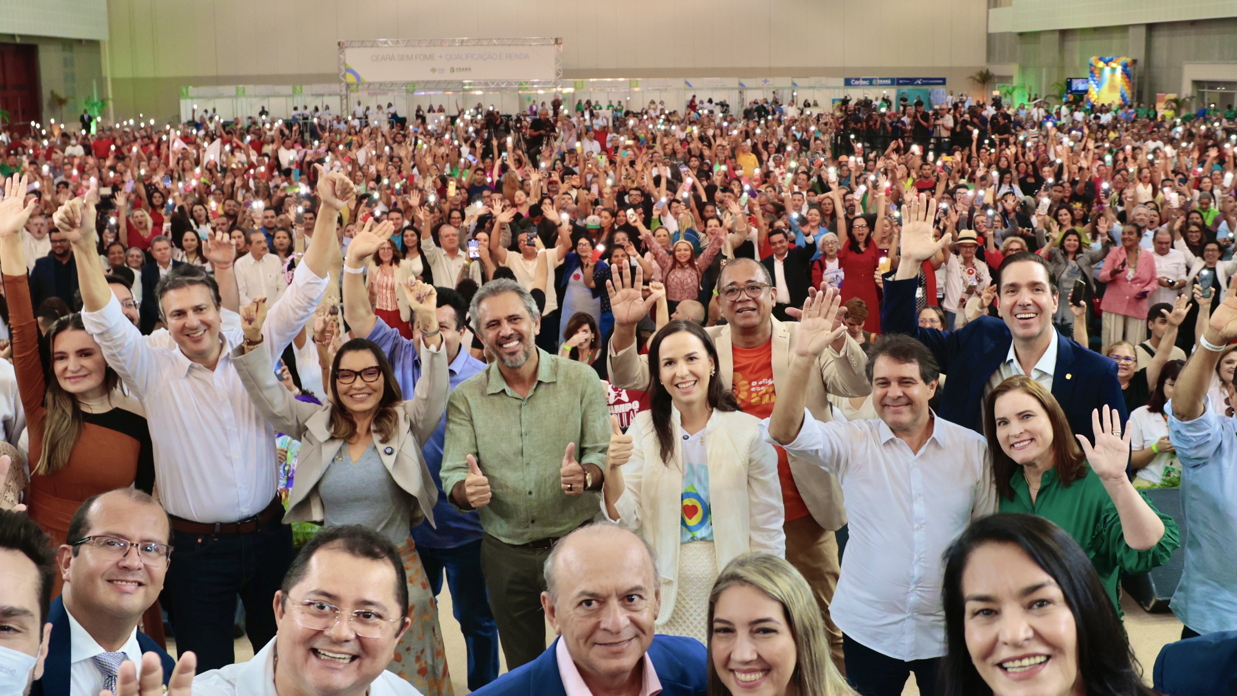 grupo de pessoas posa para a foto no salão do centro de eventos